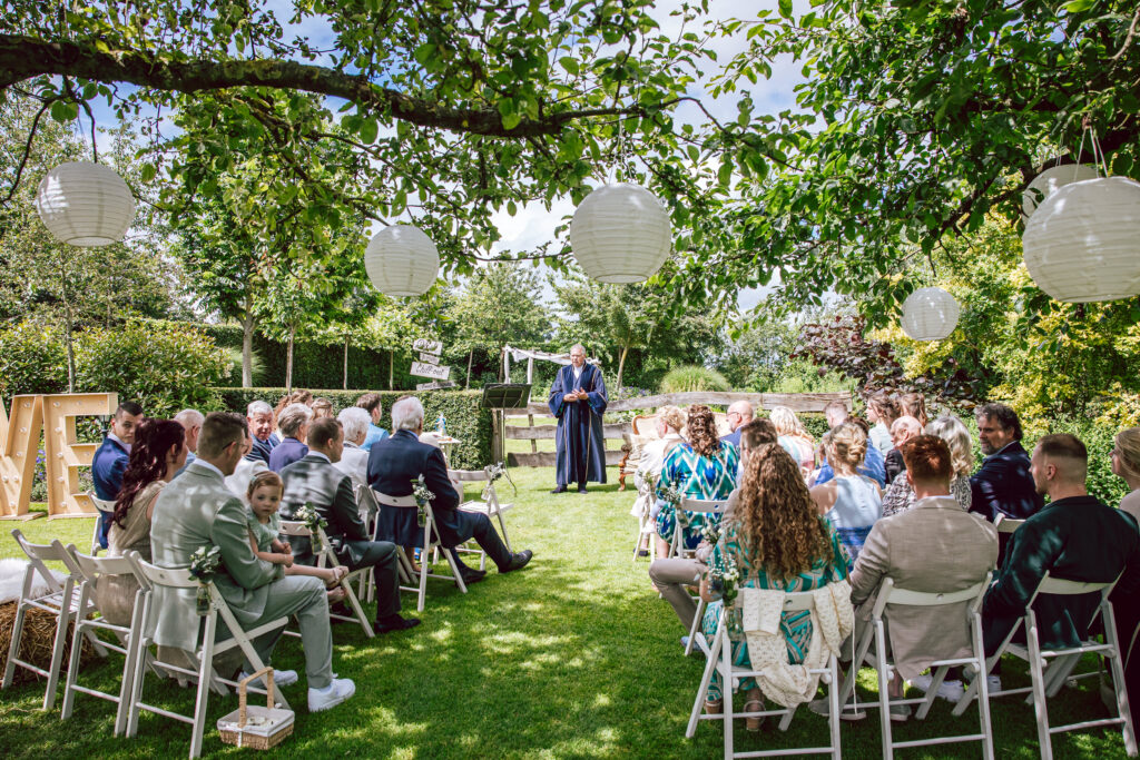 De Kruimel populaire trouwlocatie in Drenthe trouwen in de tuin onder de appelbomen met veel gasten en festival sfeer